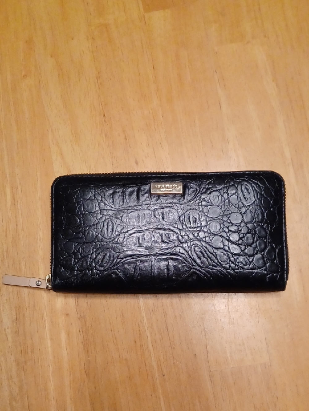 kate spade New York Black Croc-Embossed Zip Wallet with Gold Plaque